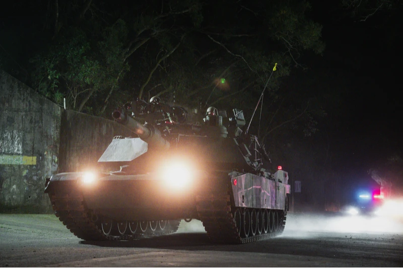 模擬新竹機場遭攻占！「地表最強戰車」出動　6輛M1A2T拂曉機動22公里