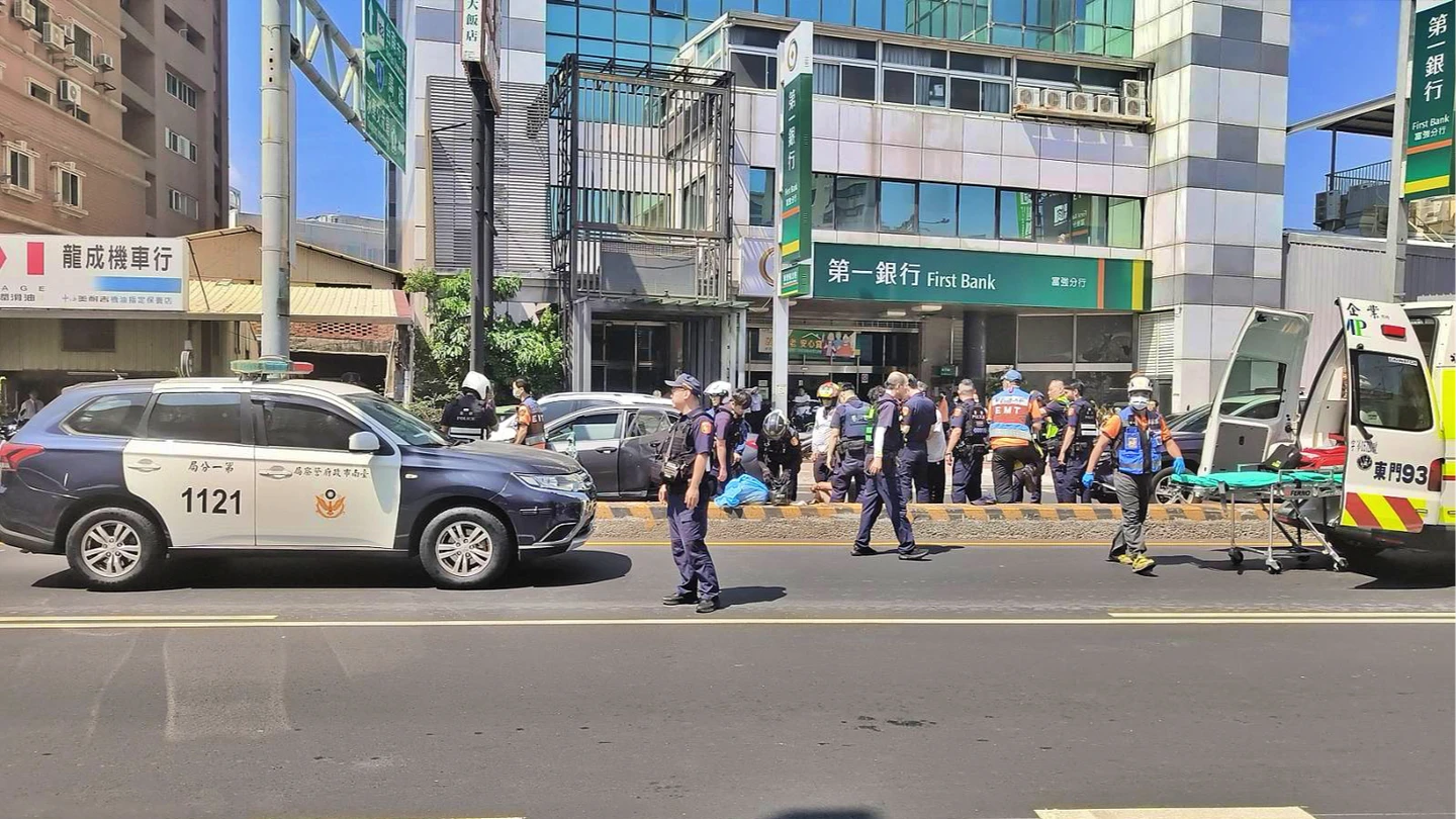 驚險片｜雲林持槍搶運將逃台南！悍警街頭圍捕狂砸窗　4警受傷逮2嫌