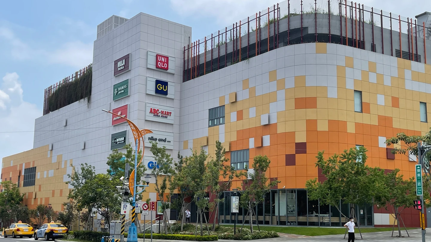 台中LaLaport Under Armour更衣室爆偷拍！女客看監視畫面崩潰　盧秀燕下令：百貨賣場大稽查
