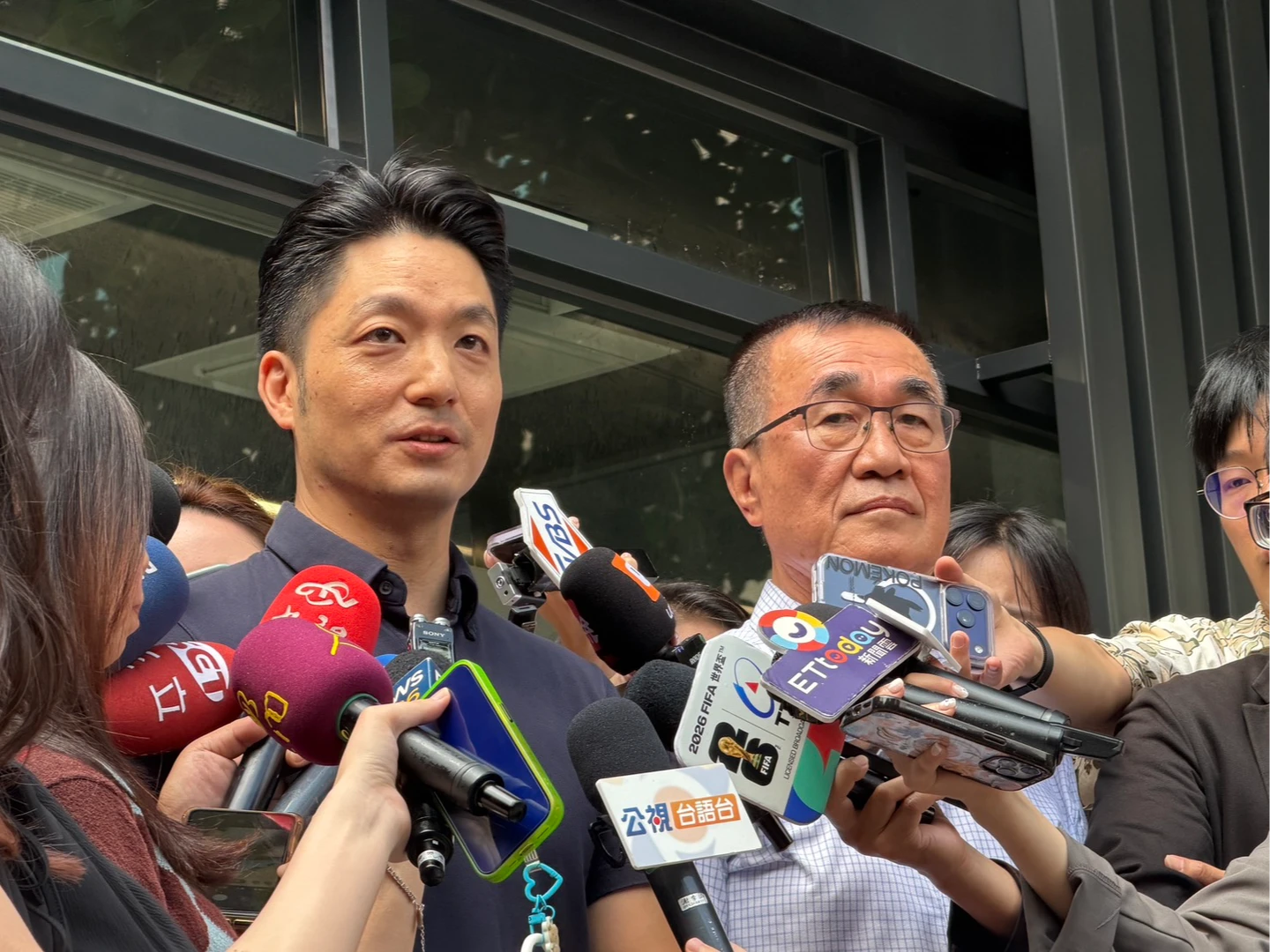 綠拋「推銷沈伯洋大法」捷運丟姓名貼　蔣萬安：不要隨處丟垃圾