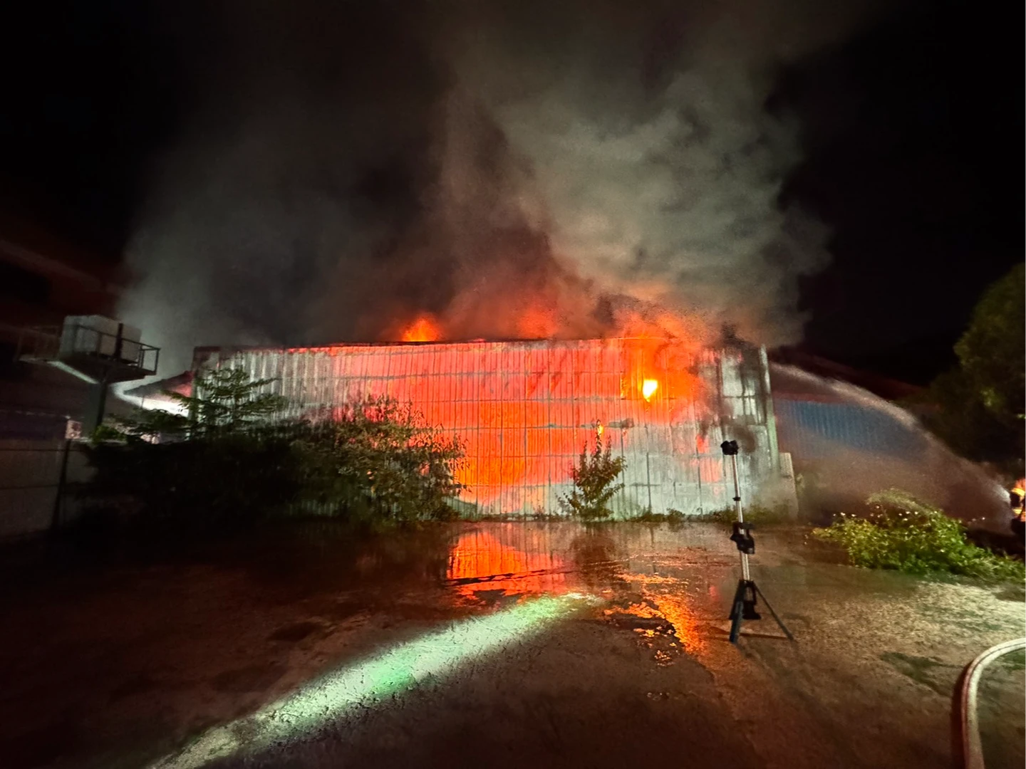 新莊機車倉儲暗夜大火全面燃燒！恐怖黑煙直竄　百坪工廠燒燬
