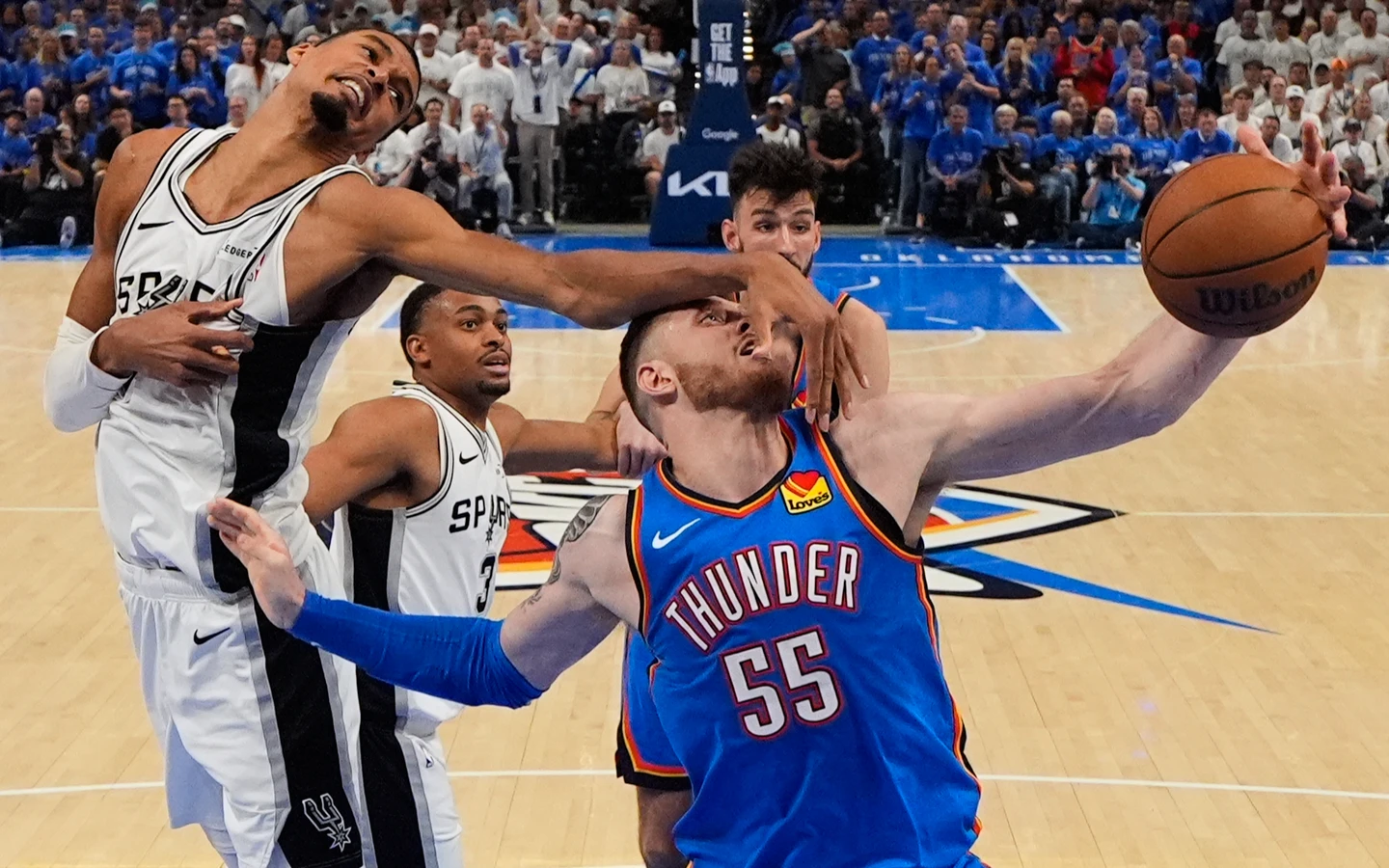 NBA｜扯頭髮都不吹！雷霆「耍流氓」防守惹議　馬刺西決遭扳平吃大悶虧