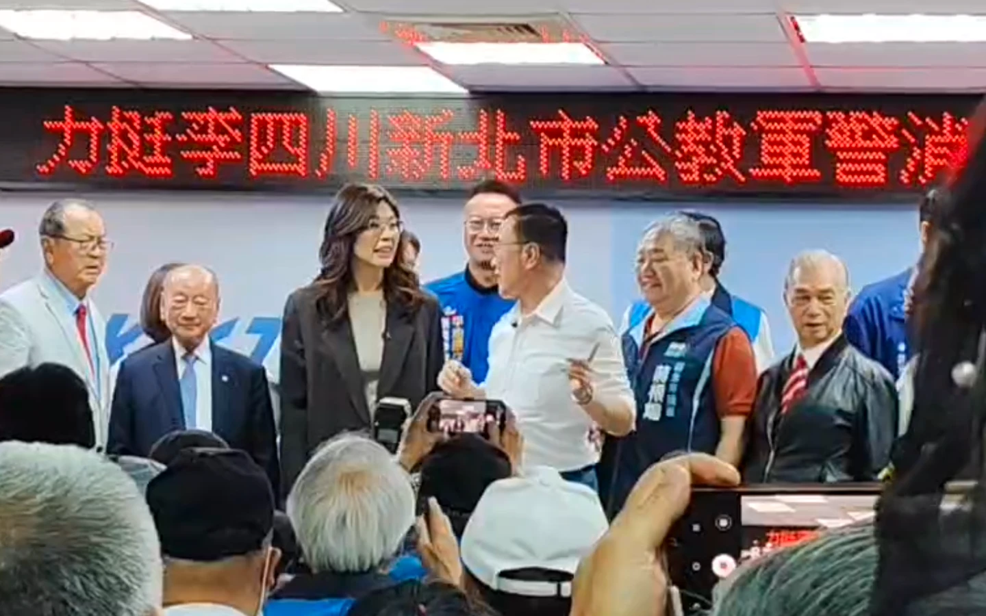 同台不到20秒！鄭麗文一上台　李四川快閃離場