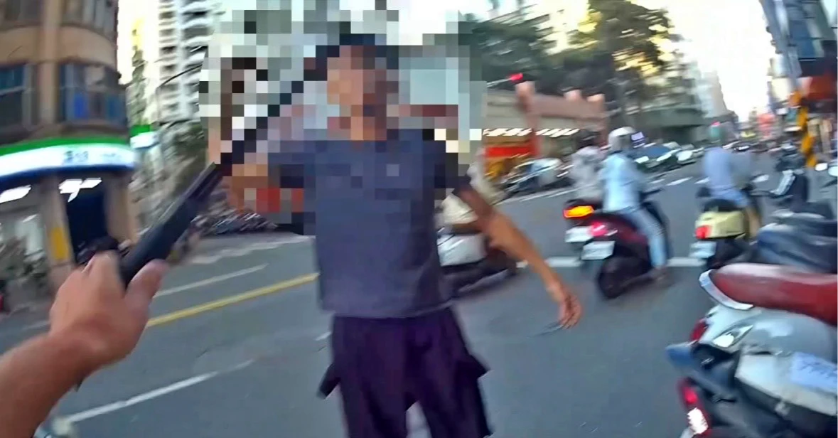 襲警片｜高雄男情緒不穩蹲路旁！警關心竟遭攻擊　強勢壓制送辦