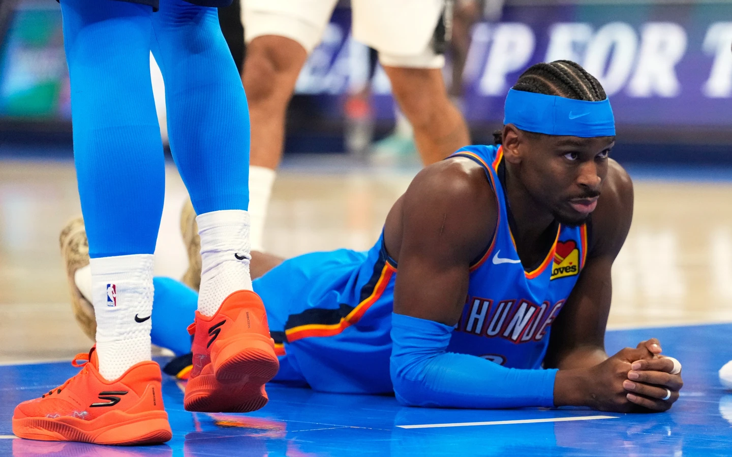 NBA｜球球出手必倒地！SGA「地板流打法」惹議　網批不入流：喬丹才不會這樣