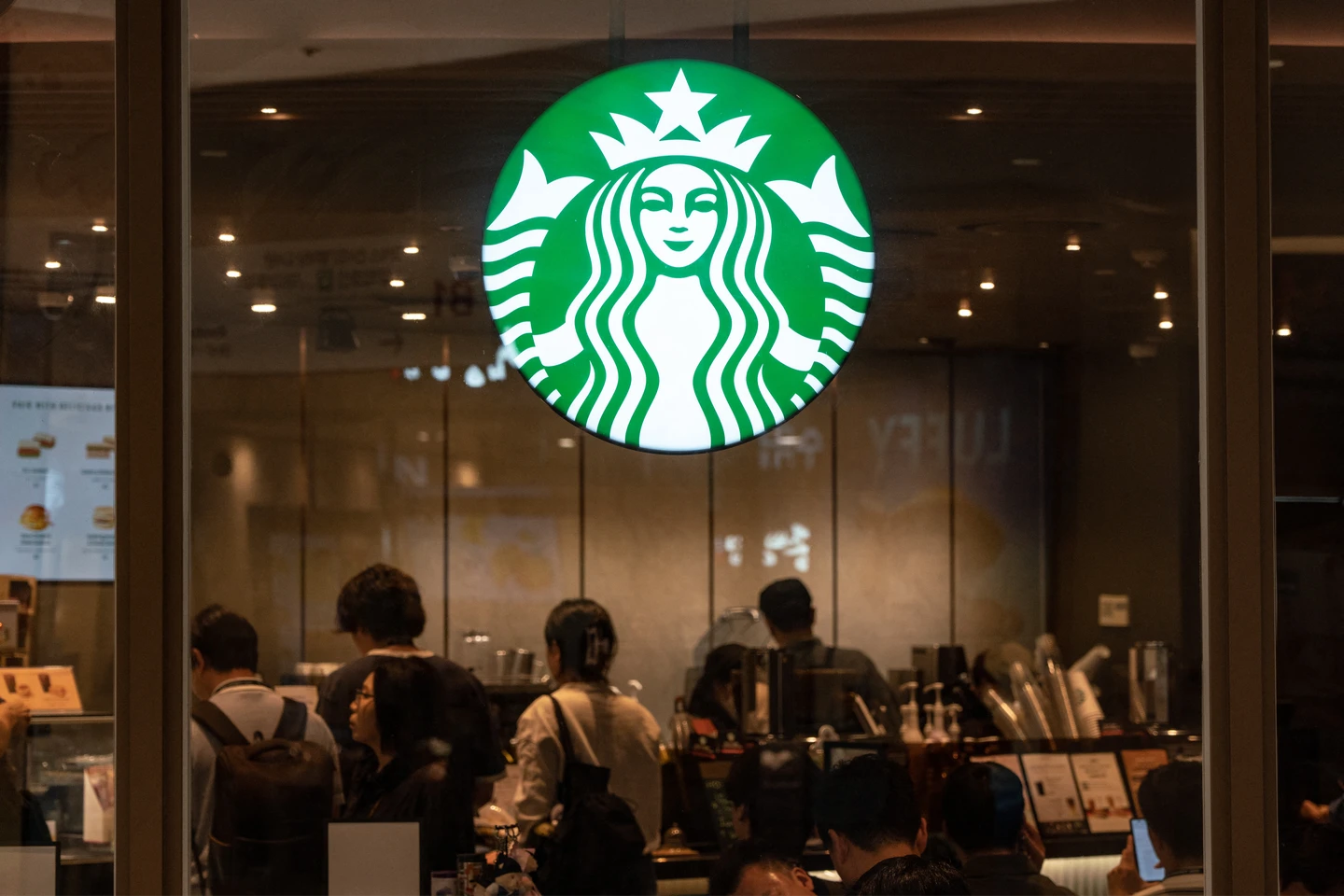 南韓星巴克「坦克日」抵制潮擴大　教育圈、政府工會加入！店員心酸淪箭靶
