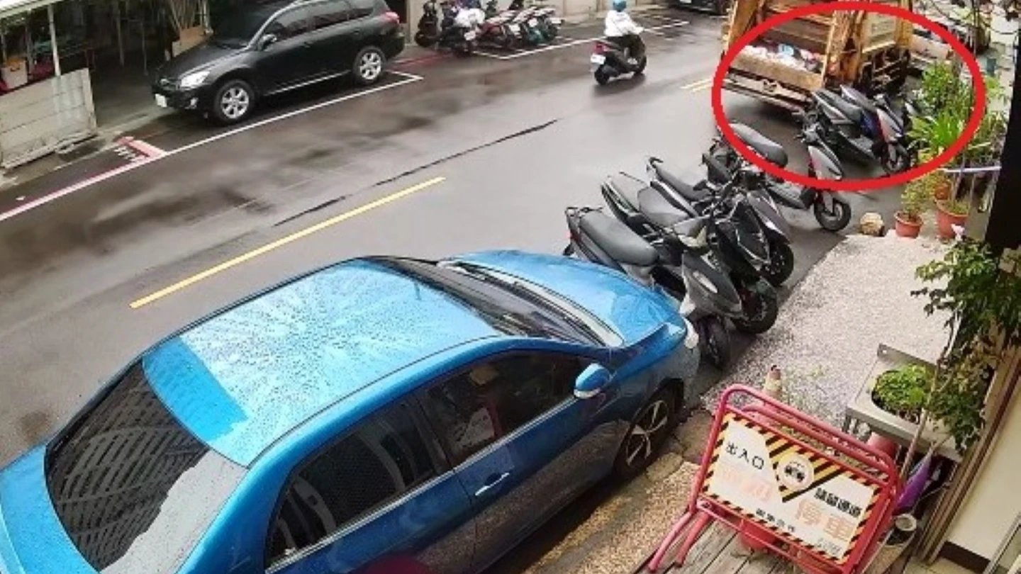 有片｜垃圾車撞倒機車竟離開！監視器曝光駕駛慘了　遭扣照「一個月無法工作」