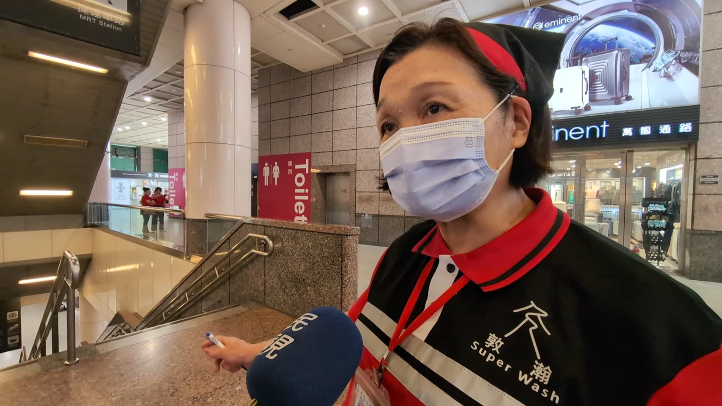 有片｜男子騎車闖板橋車站臥軌送醫　清潔婦回憶男子「臉上都有血」
