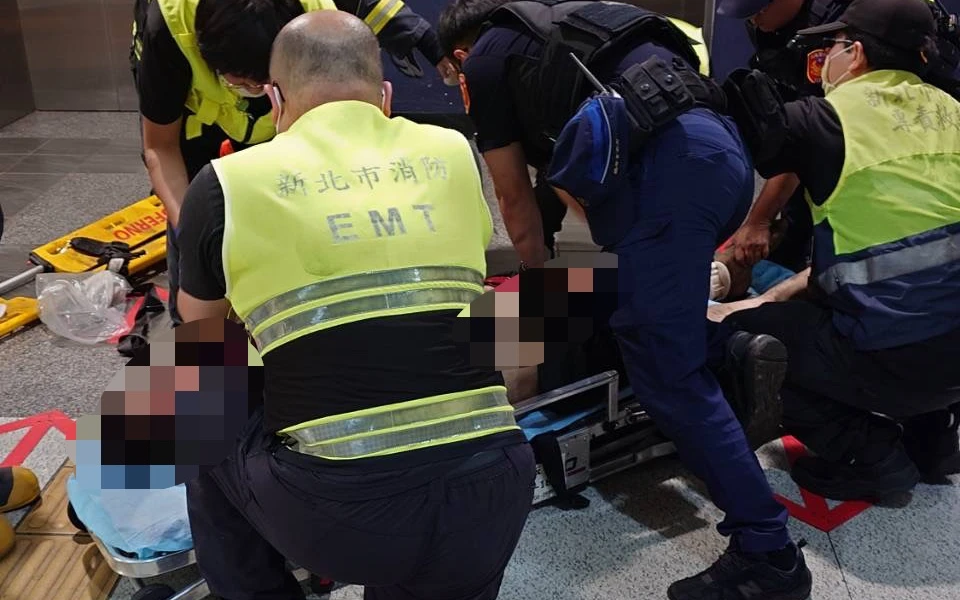 男騎車闖板車月台！負傷闖軌道阻列車　警消強制送醫救治