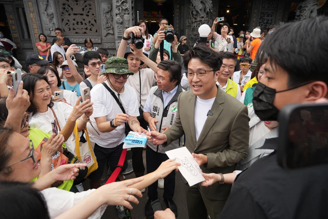 沈伯洋祈福大選順利！曝貸款200萬用在這　期待合體小英總統
