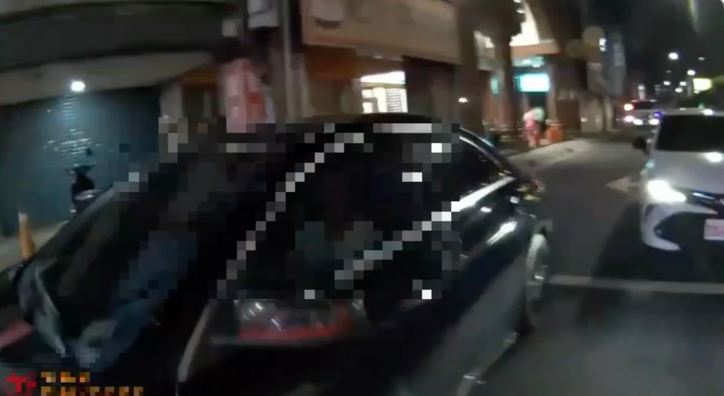 三重賓士拒檢狂飆！沿路違規竄逃　警開28張罰單重罰12萬