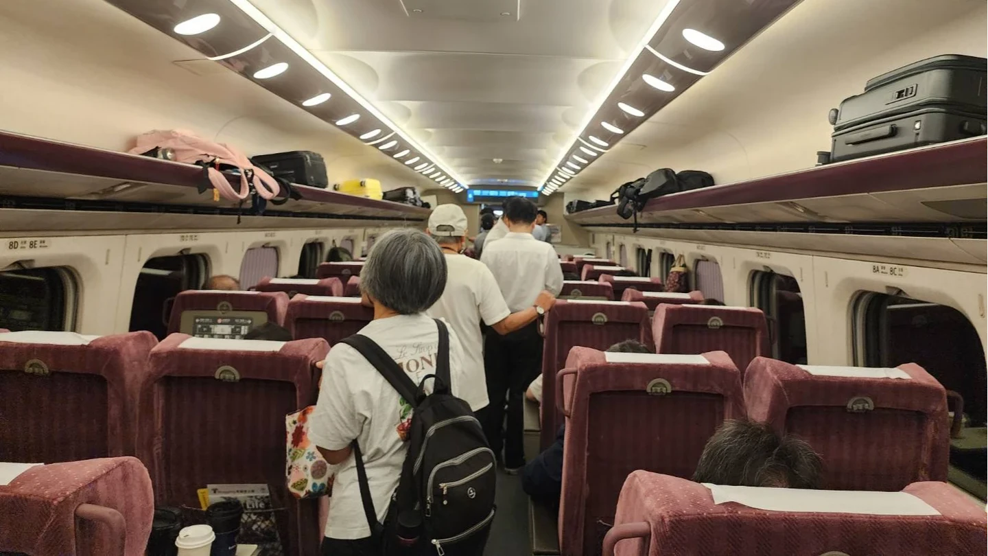 有片｜80人團客遇高鐵大延誤！第一視角曝光　4度暫停怒轟「比搭台鐵還慢」