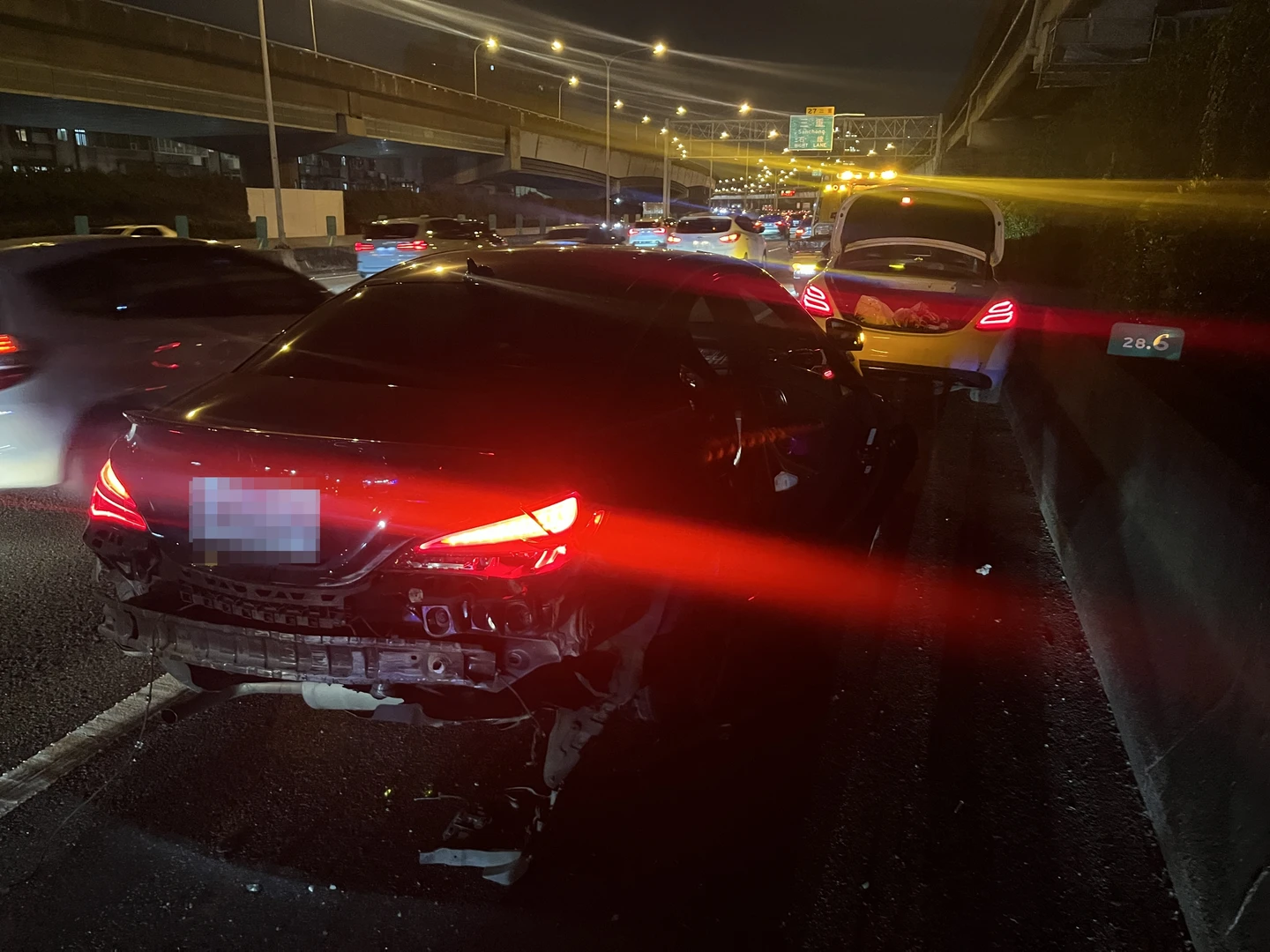 疑國道競速釀禍！黑白賓士失控互撞「駕駛拒就醫」　警出手要查了