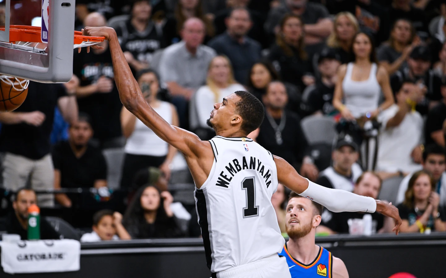 NBA｜文班亞馬再度統治比賽！馬刺西決扳平雷霆　美媒曝狂暴模式開啟有原因