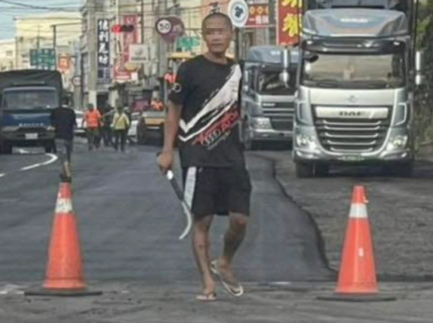 高雄爆隨機砍人！怪男當街揮雙刀民眾驚逃　31歲男受傷警急追兇