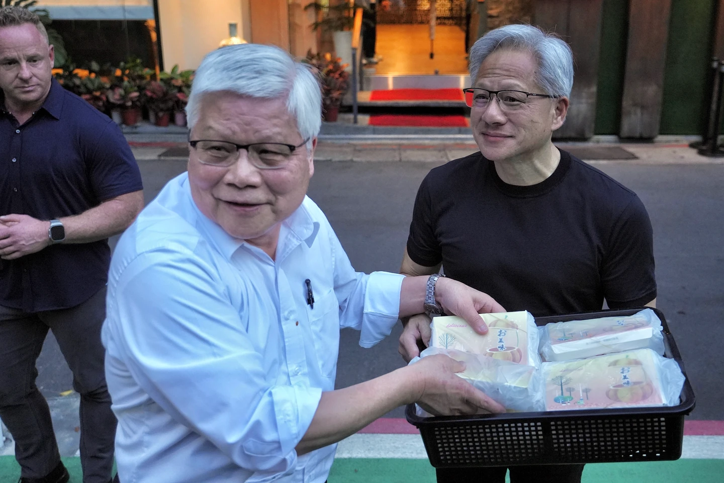 黃仁勳與魏哲家今晚再聚私廚！送炒麵和甜點寵粉　豪車意外遭開違停紅單