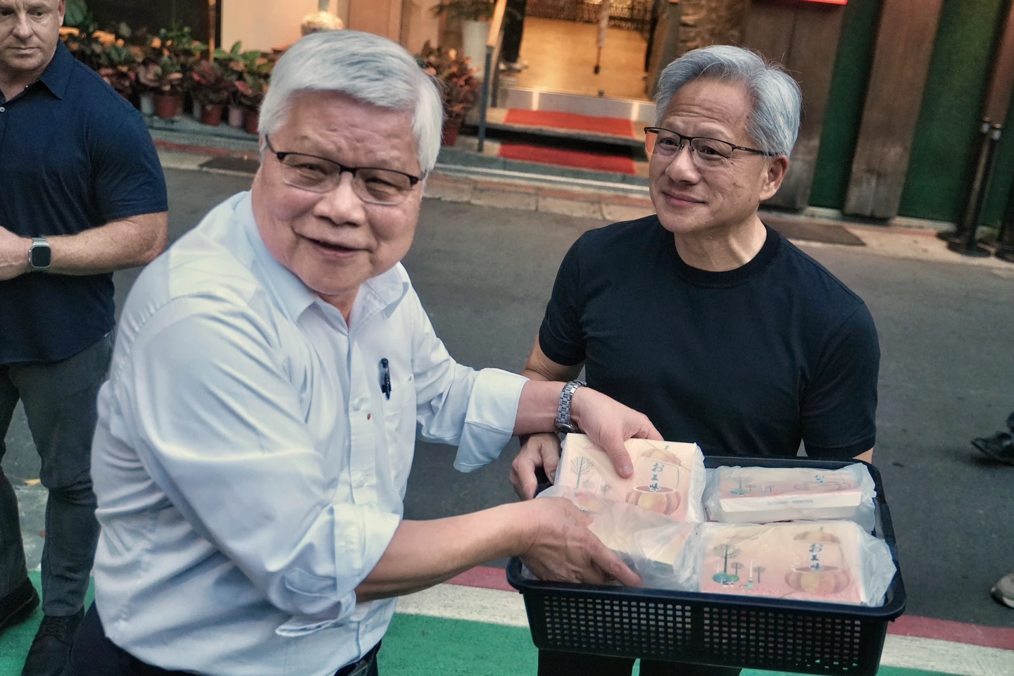 黃仁勳與魏哲家今晚再聚私廚！送炒麵和甜點寵粉　豪車意外遭開違停紅單