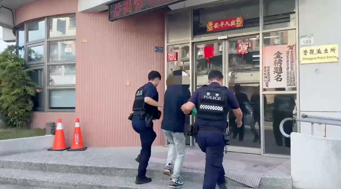 微信賣喪屍煙彈！高雄男見警拒捕連撞8車　急逃國道台南落網