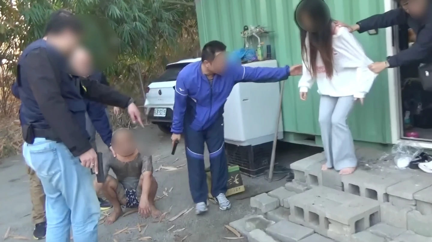 攻堅片｜美濃貨櫃屋藏1300萬毒品！　毒鴛鴦見警破門急沖馬桶滅證