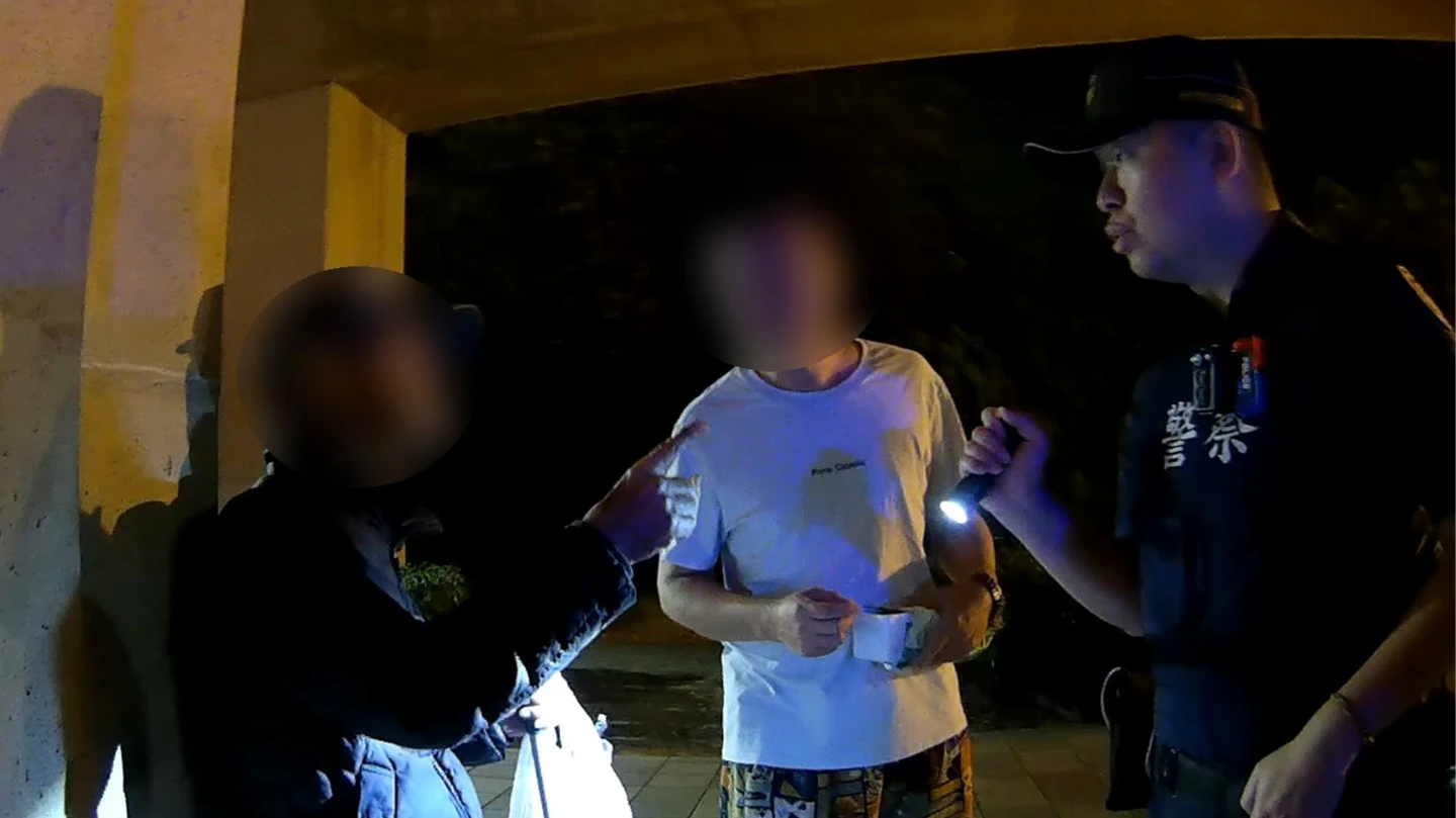 有片｜台中老翁買消夜花2小時！體力不支癱坐街頭　暖警靠1線索助返家