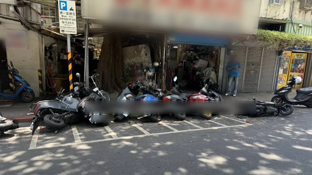 有片｜北市民生社區休旅車爆衝撞10車！　駕駛稱「找路」竟是毒駕
