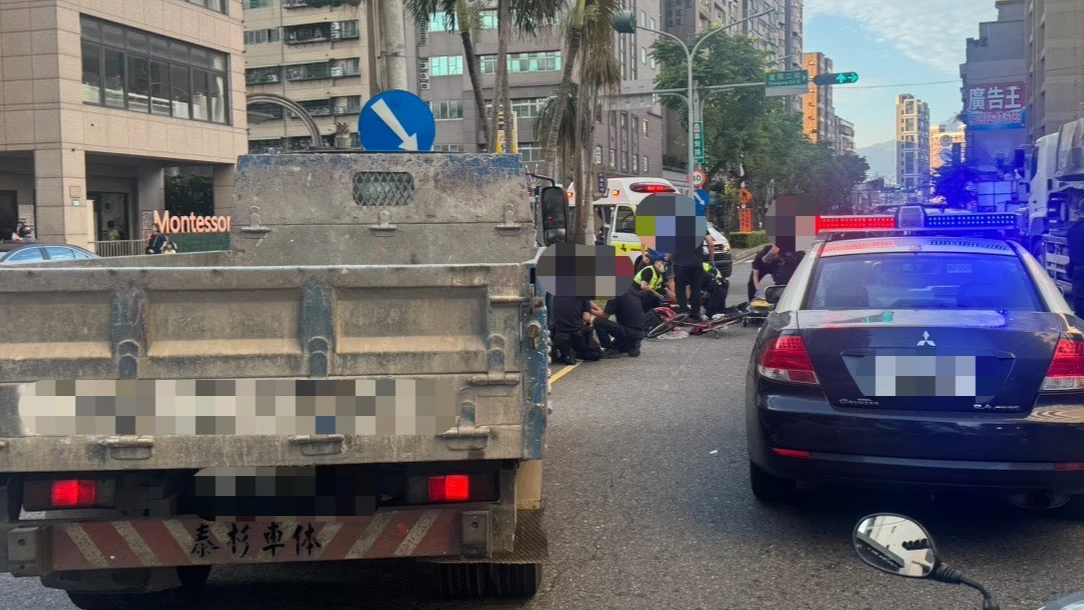 蘆洲死亡車禍！8旬婦騎單車突左切　遭貨車撞飛亡