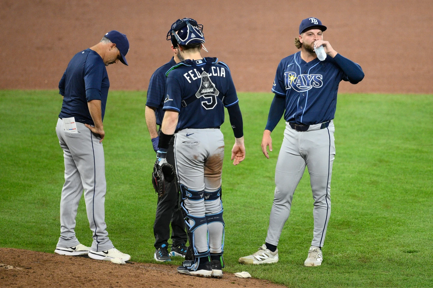MLB｜慎入！光芒投手突在場上狂吐　美媒：他有「緊張性嘔吐」問題