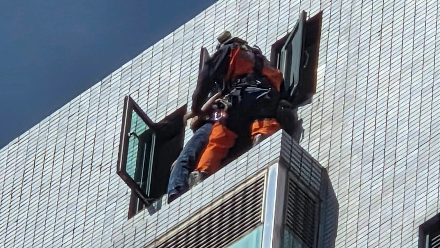 不滿急難救助金僅一萬！男爬出公所10樓窗戶抗議　 驚險救援畫面曝光