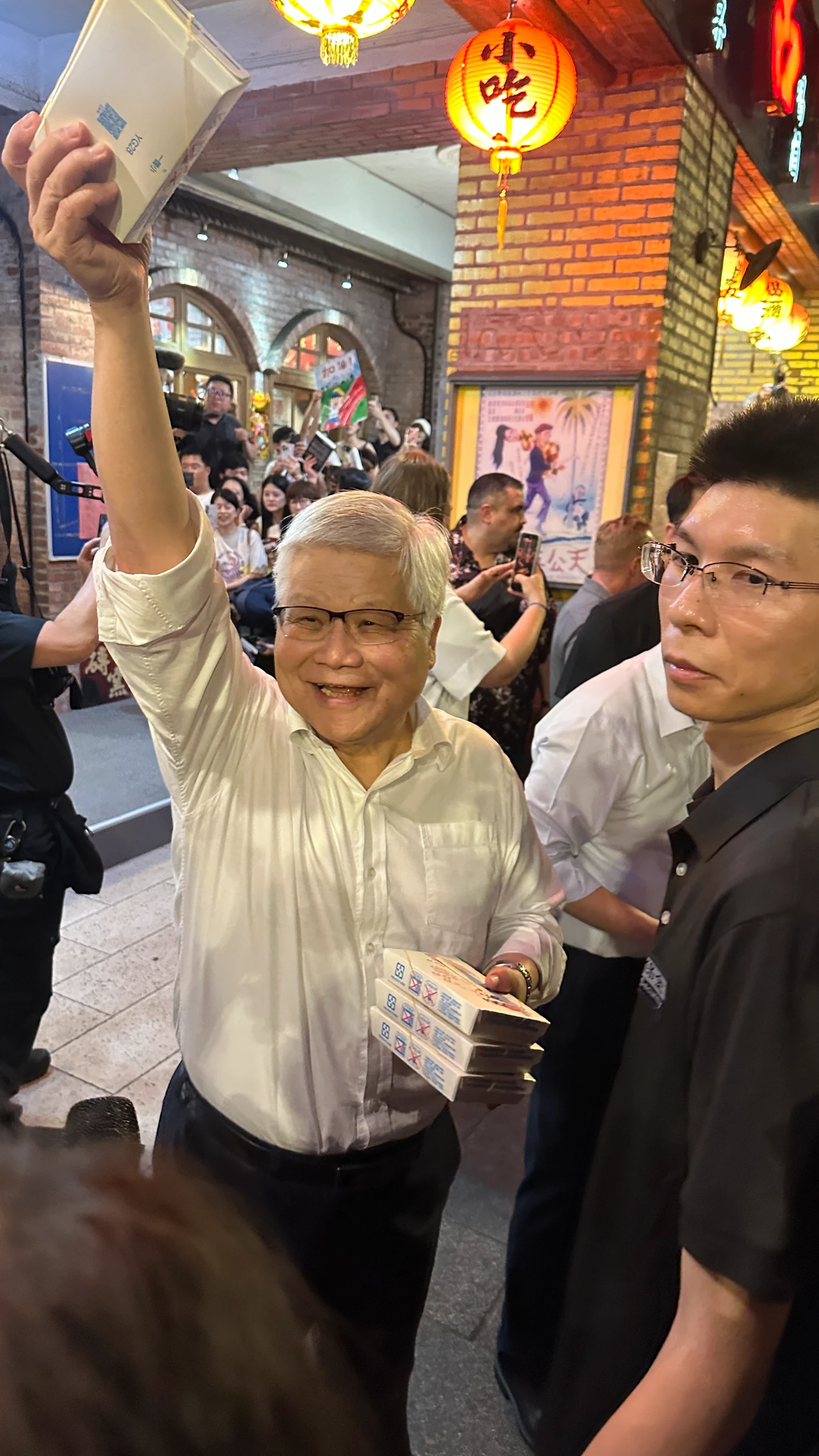 魏哲家餐廳外親送臘腸便當和汽水　笑說「發快一點發快一點、跟我晶片一樣」