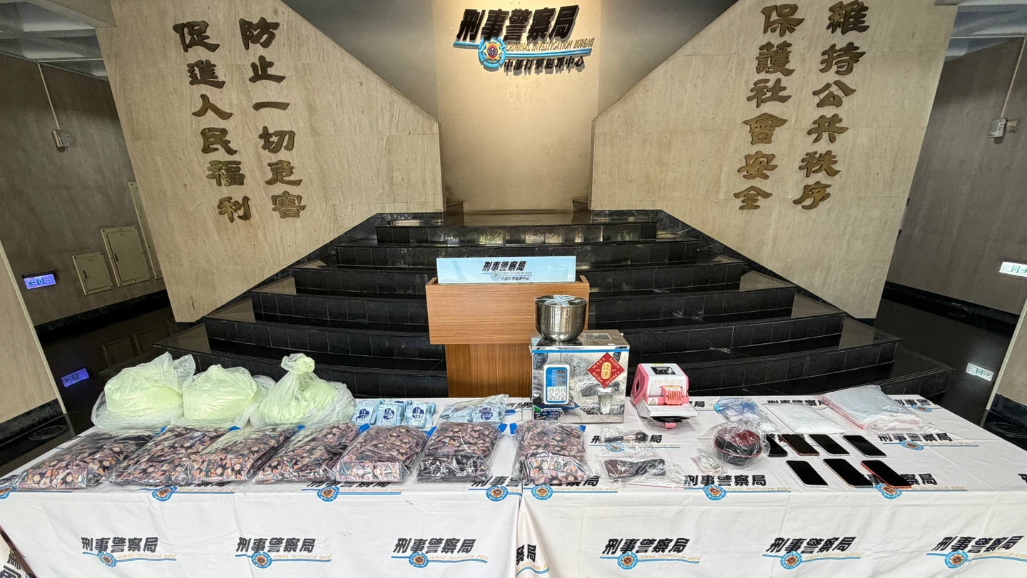 有片｜白天賣菜、晚上製毒！台中破毒品工廠　美甲師竟用「化妝刷」分裝