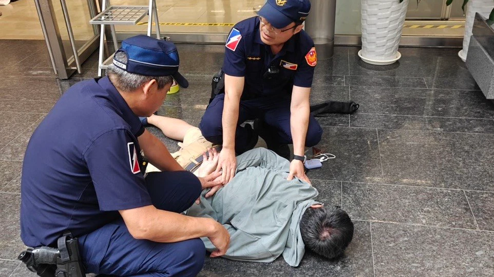 高喊「我要見市長」！台中男持球棒闖市府狂砸　現場狼藉畫面曝光