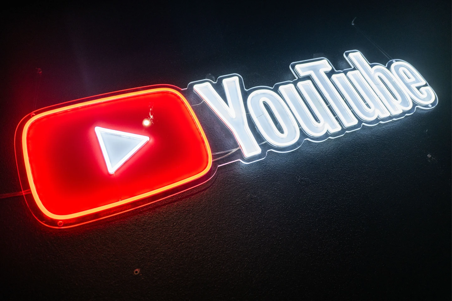 太逼真分不清！YouTube更新AI影片標示政策　標籤更顯目還會自動偵測