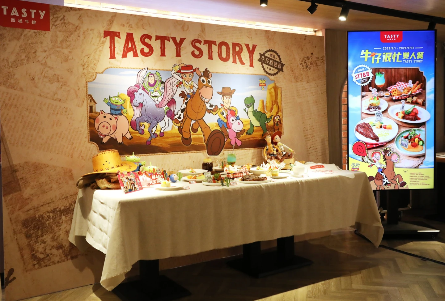 牛仔們集合了！《玩具總動員5》主題餐6月開跑　限量周邊同步開搶