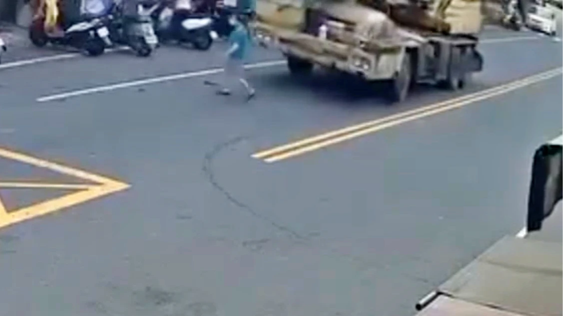 驚悚片|82歲婦過馬路吊車「沒減速」撞上!捲車底慘死 路人嚇到尖叫