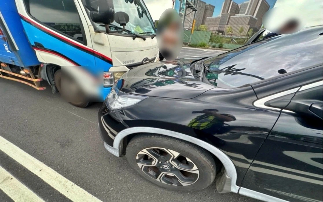 誇張片｜逆向停路口突暴衝！屏東男詭異撞貨車　慘遭壓制搜出喪屍煙彈