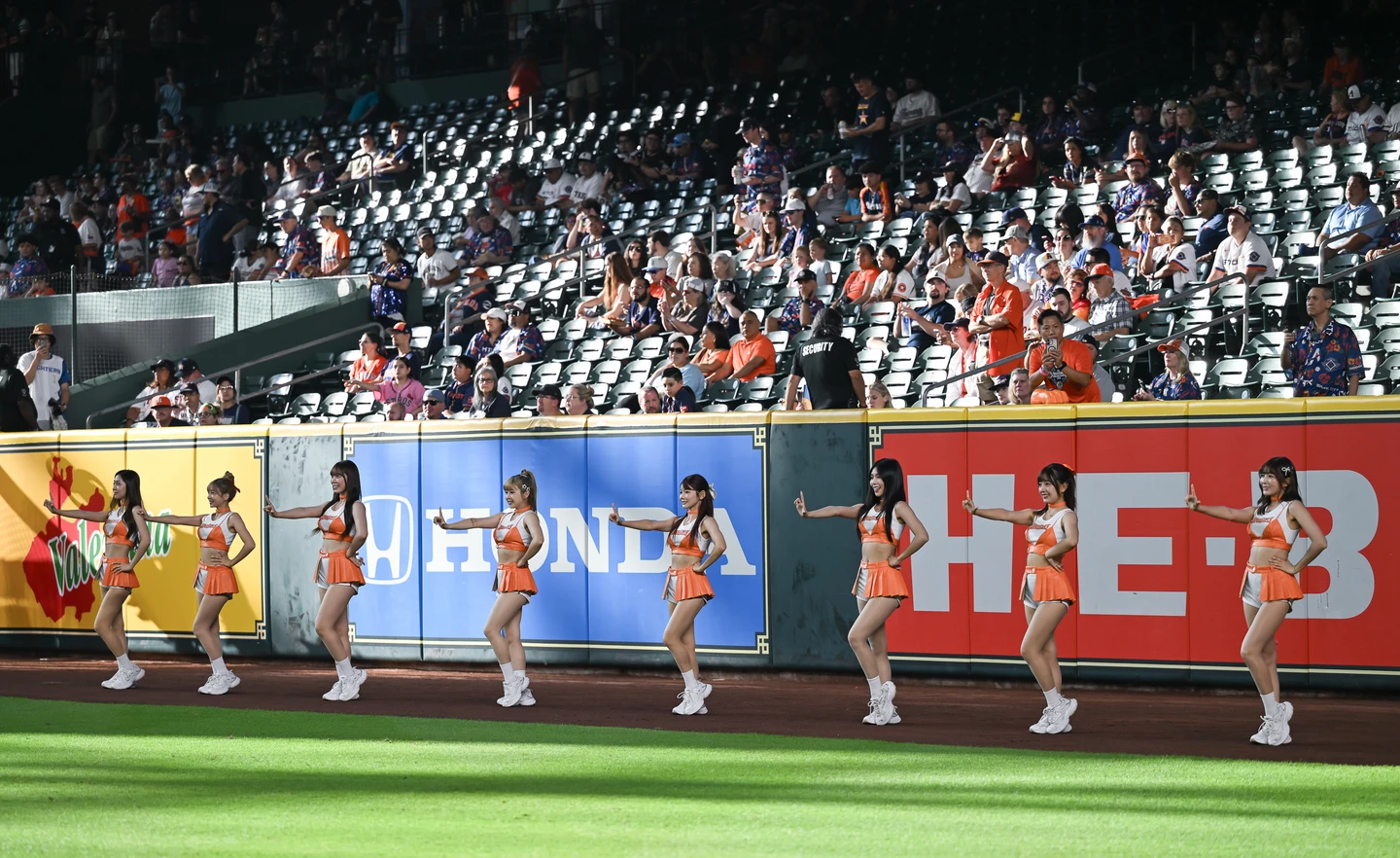 中職｜UniGirls前進休士頓巧遇鄧愷威先發　親切揮手向女孩致意
