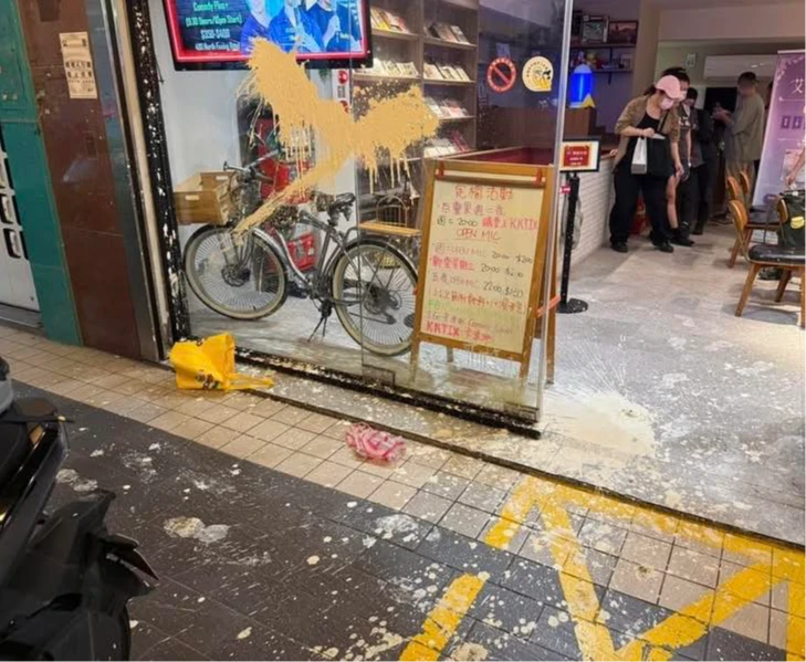喜劇俱樂部卡米地遭襲！黑衣壯男「漆糞彈」惡臭攻擊　主辦方不畏恐嚇照常開演