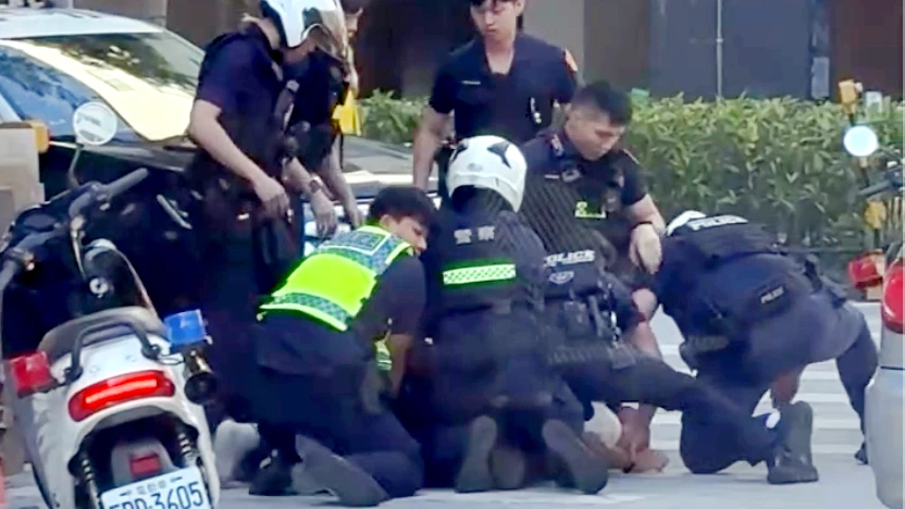 有片｜腳踏車險撞爆口角！男護妻理論遭騎士持刀劃傷　警壓制送辦