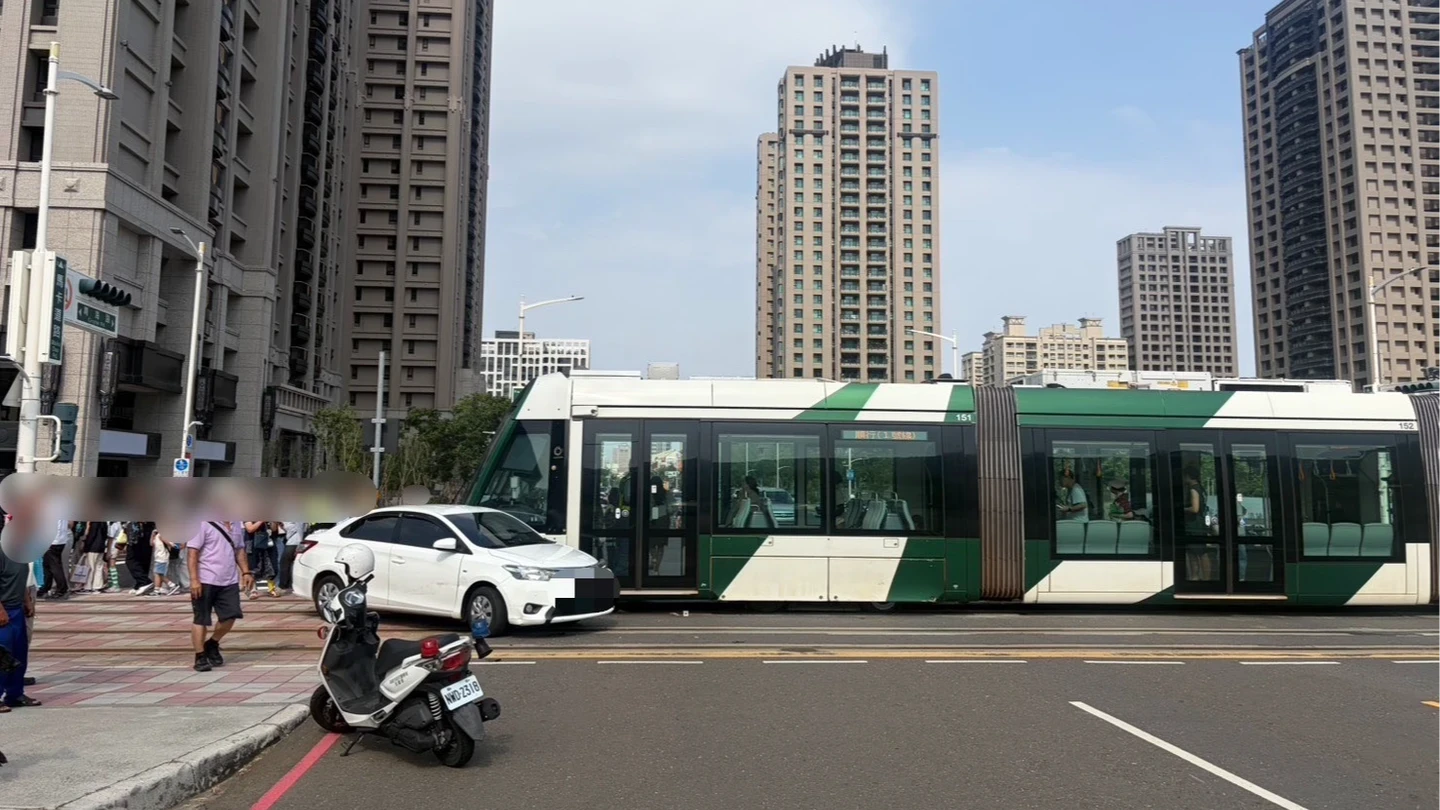 有片｜轎車硬碰輕軌！高雄婦闖紅燈挨撞　現場畫面曝光