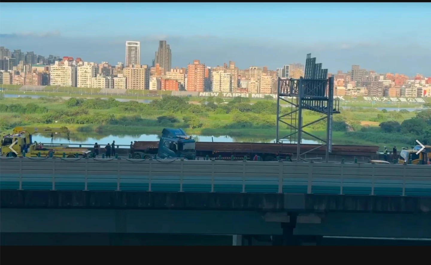 下班快改道！台64線曳引車自撞橫擋路中　車流回堵3km