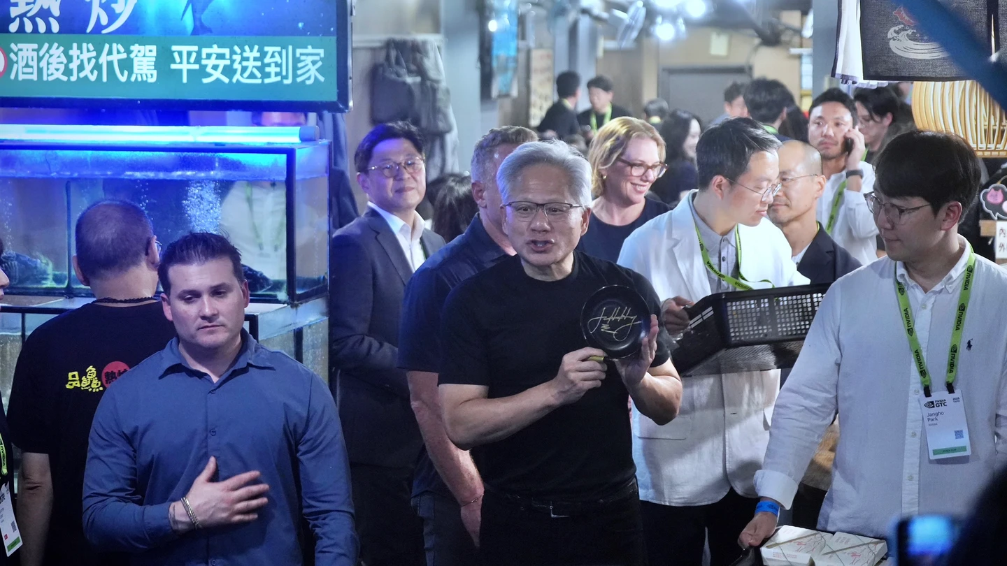 直擊｜黃仁勳現身知名熱炒店與韓廠高層餐敘　指明年也會忙到不可思議
