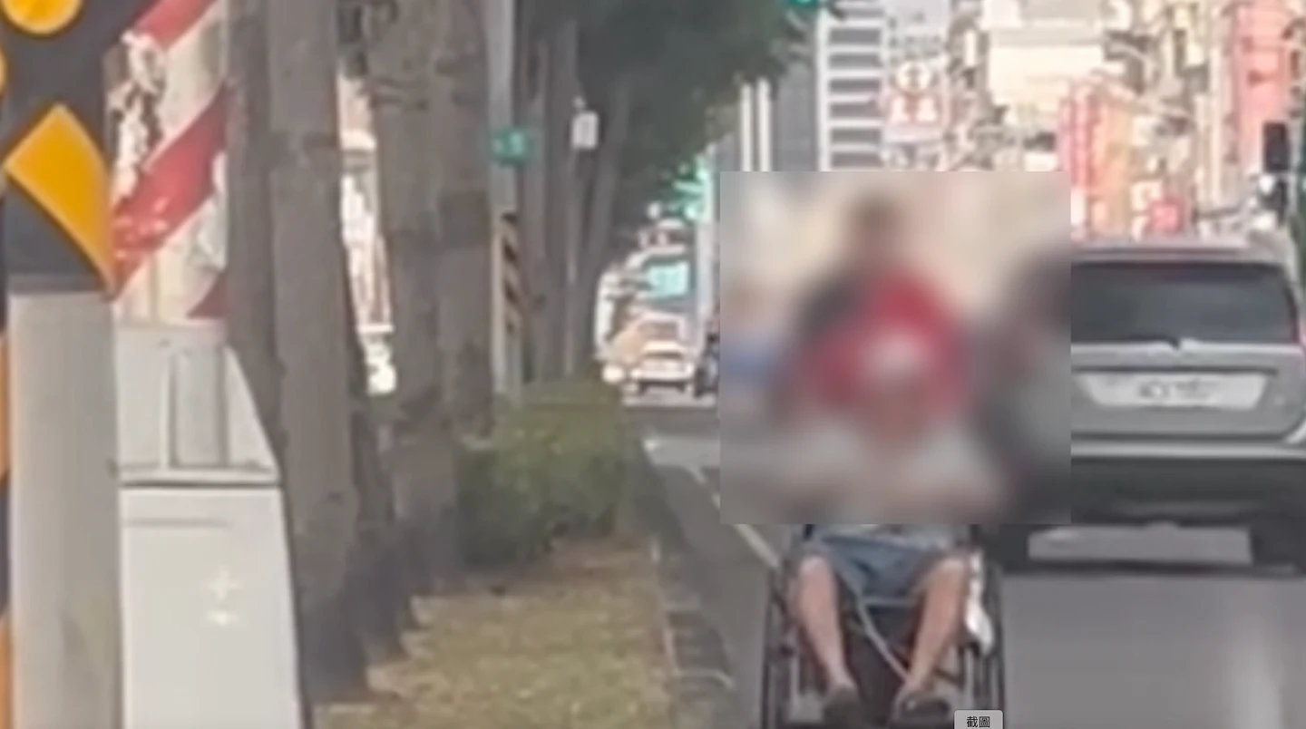 有片｜長輩坐輪椅逆向推上快車道！驚險畫面曝　高雄警方說話了