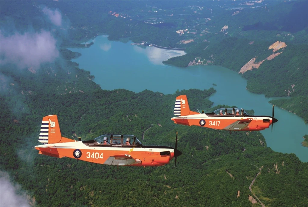 空軍T-34教練機模擬訓練墜毀！2飛官殉職　檢察官急奔現場勘驗