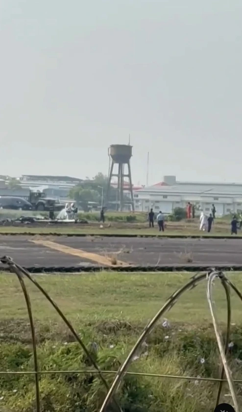 空軍T-34教練機墜毀畫面曝！檢察官急奔現場勘驗　2殉職飛官身分確認