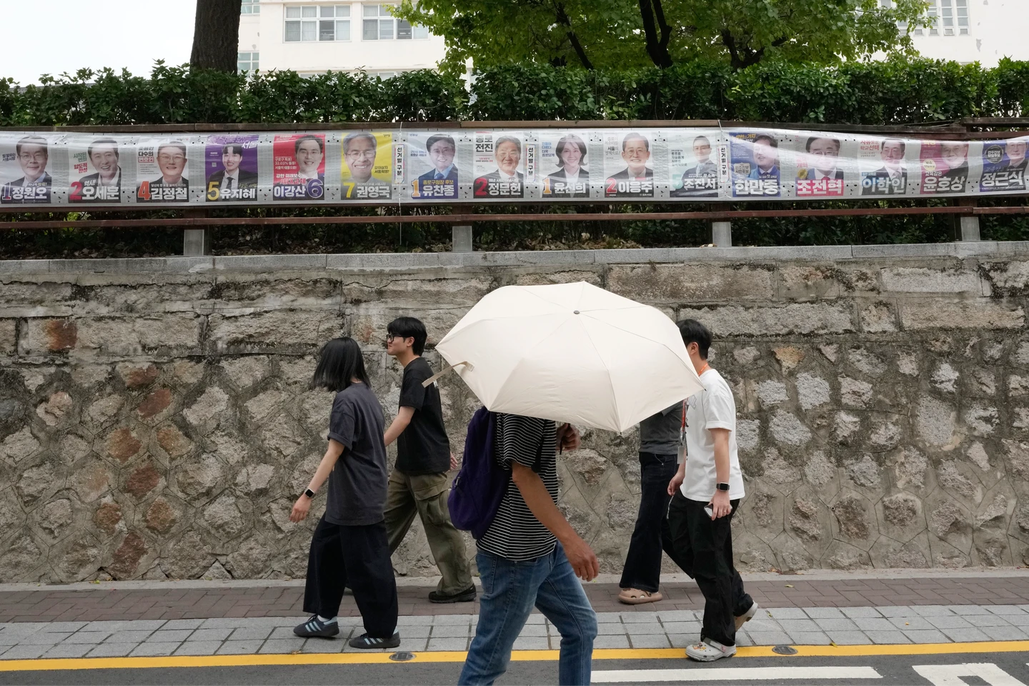 韓選舉將至候選人爭議頻傳！不只要求被叫「歐巴」遭轟　還有人向女嬰索吻