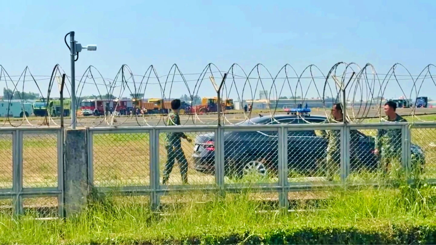 T-34教練機墜毀2死！飛官盧季佑噴落草皮、過俊男困後座　同窗哀痛發聲