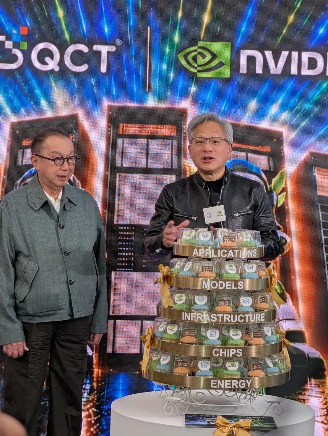 廣達五層蛋糕迎接輝達黃仁勳  林百里：人工智慧激勵了新一代的創新者和建設者