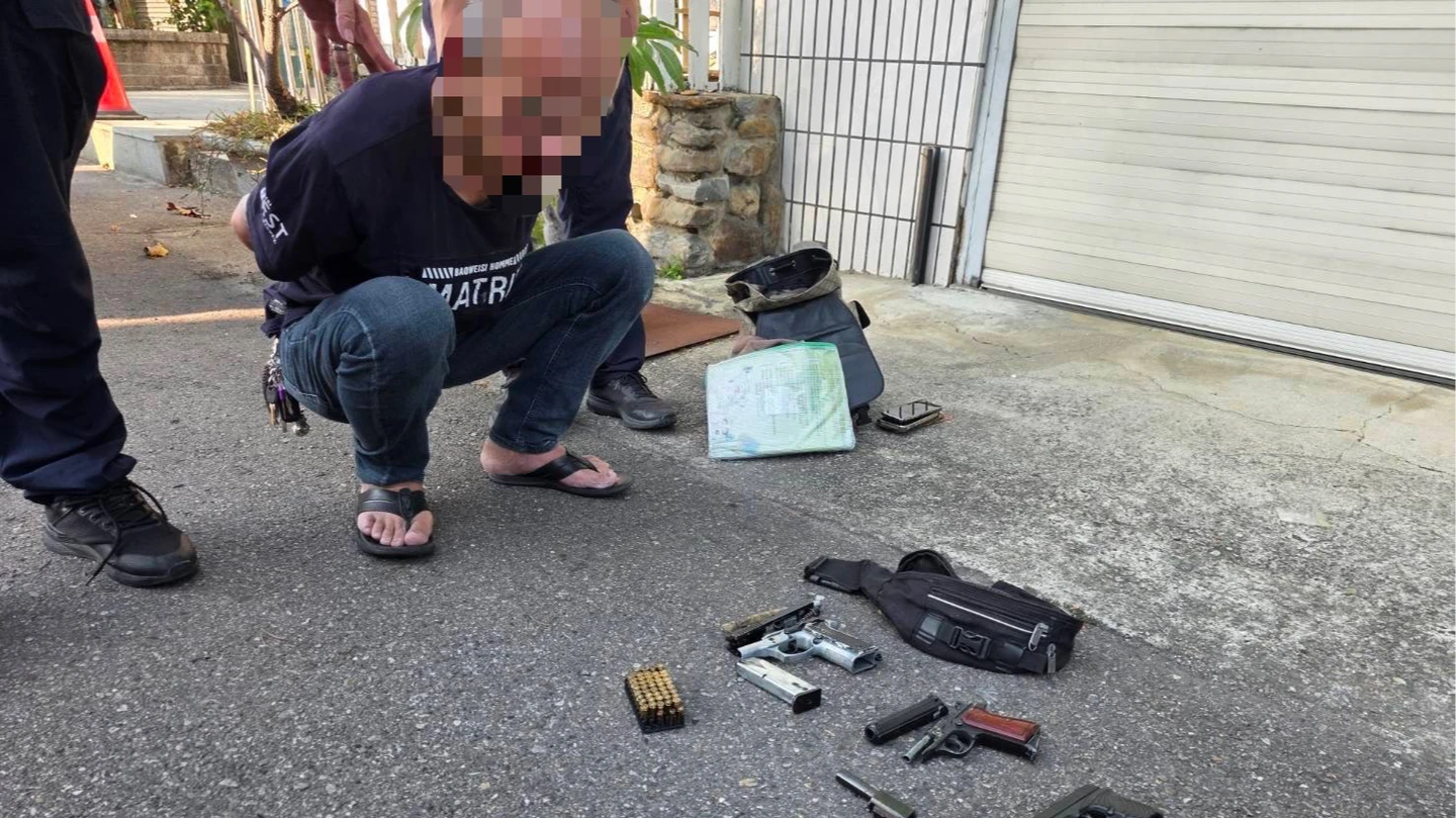 有片｜通緝犯毒駕竟掏槍上膛　警肉身奪槍英勇壓制！驚險畫面曝光
