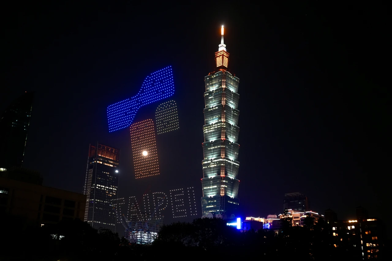 電腦展無人機展演昨晚登場　空中呈現機器人及晶片等多變圖樣讓人驚豔
