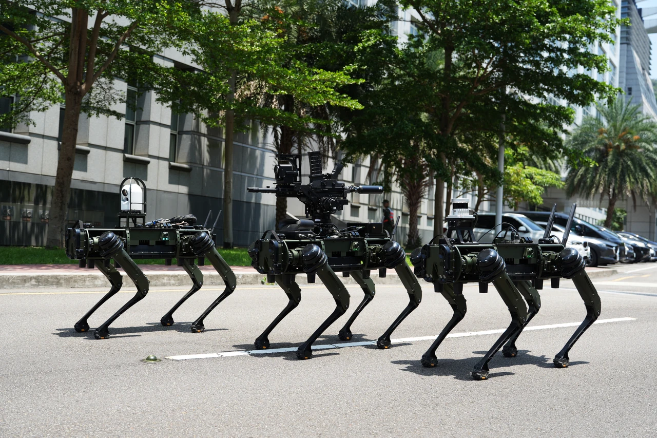 國軍曝3型軍規機器狗！　可AI巡檢偵查、執行高風險任務